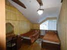 Двухместный номер с 2 отдельными кроватями и общей ванной комнатой