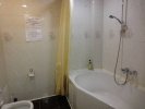 Двухместный номер с 2 отдельными кроватями и общей ванной комнатой